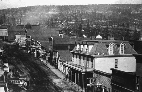 Shown in the lower right, the Grand Hotel on Chestnut Street circa 1879.