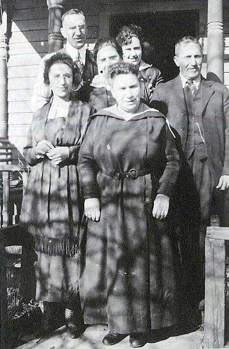 Christmas in 1919. L-R, back row: Maurice and Sally. Middle row: Pearle and Nathan. Front row: Minette and Minnie.